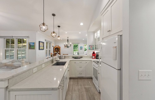 Highlands House | Harris Cottage - Stroll to Harris Lake! Cozy & Modern home