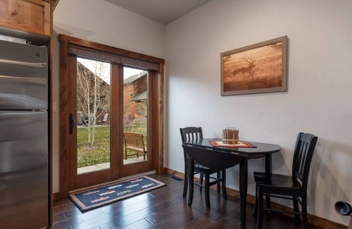 Victor House | Harris Hawk Cabin with AC and Hot Tub