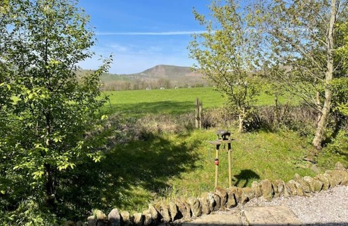 Peak District Cottage | Harry Eyre Cottage, a Stunning Location With Fabulous Views of Mam Tor