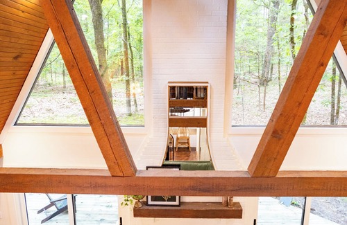 Oxford House | Hart A-Frame❤️Luxury Treehouse Cottage in the Woods, 1.5 Miles to Oxford Square!