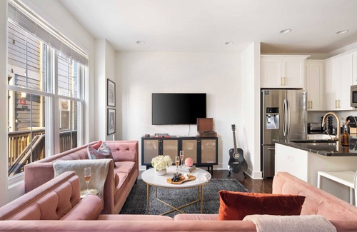 Chestnut Hill Cottage | Hart Suite 13 by Avantstay Gorgeous Town House w/Modern Amenities in Nashville!