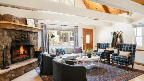 Summit Estates House | Hartwood by AvantStay Cozy Big Bear Abode w Spacious Deck Stone Fireplace