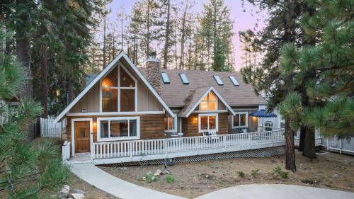 Summit Estates House | Hartwood by AvantStay Cozy Big Bear Abode w Spacious Deck Stone Fireplace