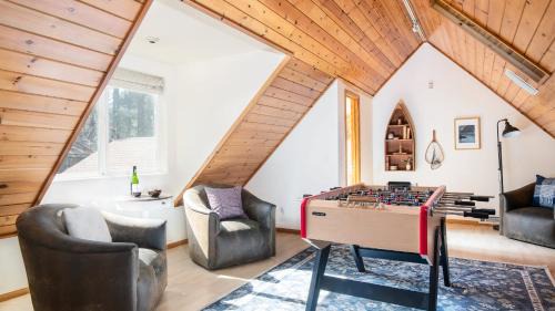 Summit Estates House | Hartwood by AvantStay Cozy Big Bear Abode w Spacious Deck Stone Fireplace