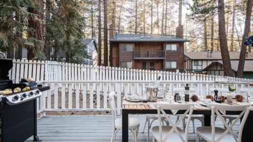 Summit Estates House | Hartwood by AvantStay Cozy Big Bear Abode w Spacious Deck Stone Fireplace