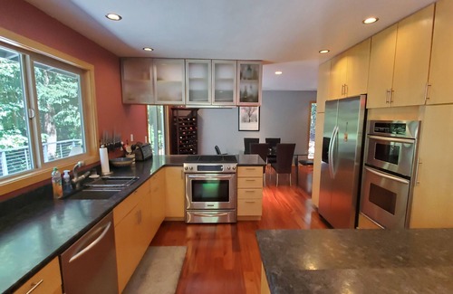Bonny Slope House | Haskell Treehouse is family-friendly in a quiet area close to downtown Portland.