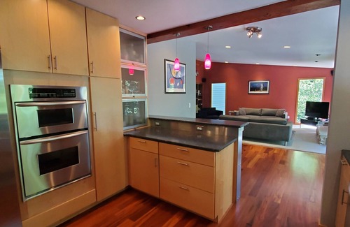 Bonny Slope House | Haskell Treehouse is family-friendly in a quiet area close to downtown Portland.