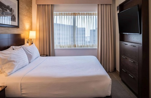 O'Hare Hotel | Hassle-free Stay w/Complimentary Airport Shuttle, Pets are Welcome!
