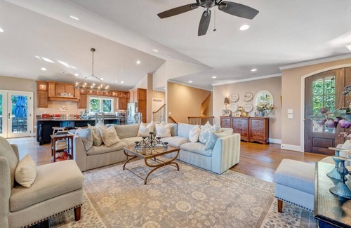 Moneta House | Hastings on Hickory - Luxury, sleeps 8, dock