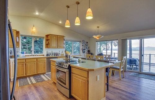 Everett House | Hat Island Home w/Stunning View & Wraparound Deck