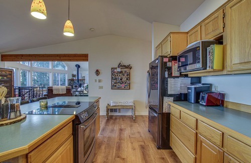 Everett House | Hat Island Home w/Stunning View & Wraparound Deck