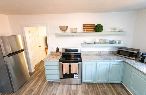 Hattiesburg House | Hattiesburg Retreat for Groups - Water Park & Zoo