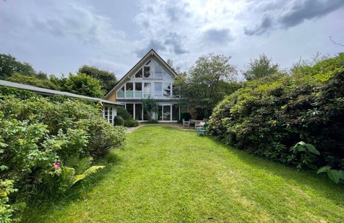 Bad Segeberg House | Haus am See - Holiday home, shower and bathtub, lake view