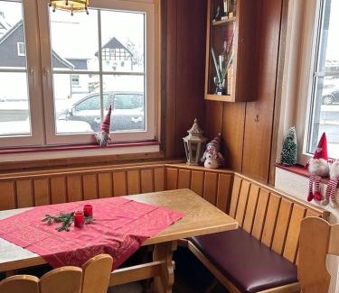Langewiese House | Haus Astenblick in Winterberg Ferienwohnungen mit Gastraum Wanderveranstaltungen und Familienfeiern