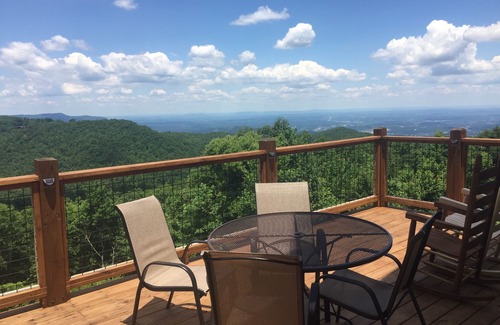 Chalet Village Cabin | Haus of the Setting Sun, Mountain Views & Hot Tub