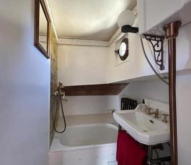 Harburg Boat Rental | Hausboot Jonathan