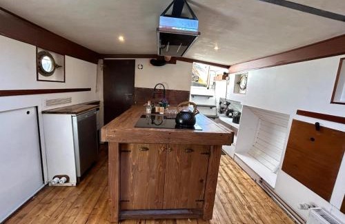 Harburg Boat Rental | Hausboot Jonathan