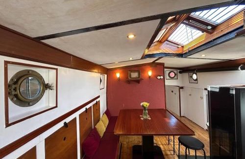 Harburg Boat Rental | Hausboot Jonathan