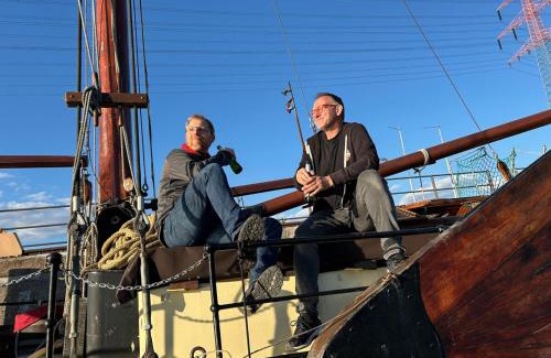 Harburg Boat Rental | Hausboot Jonathan