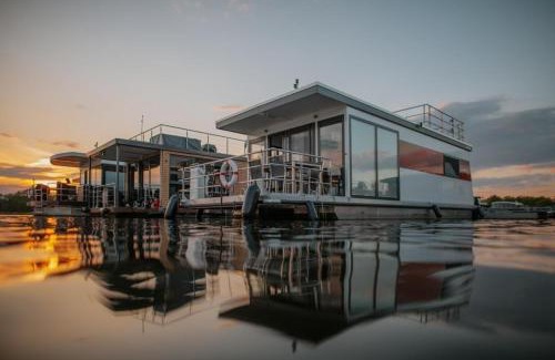 Oberhavel Boat Rental | Hausboot Red Pearl