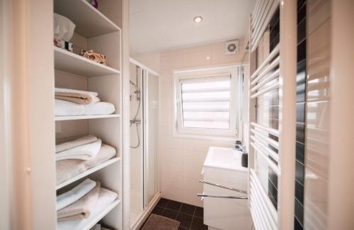 Klitten Boat Rental | Hausboot the Hideaway LP26