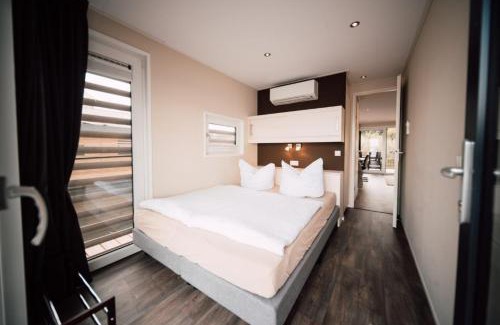 Klitten Boat Rental | Hausboot the Hideaway LP26