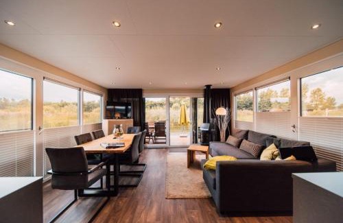 Klitten Boat Rental | Hausboot the Hideaway LP26