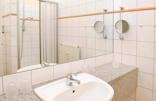 Kuehlungsborn Apartment | Haustierfreie Ferienwohnung mit Terrasse in Erstklassiger Lage am Ostseestrand