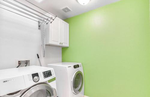 Lake Havasu City House | HavaCarefree Stay Pool Central 2 En-Suites