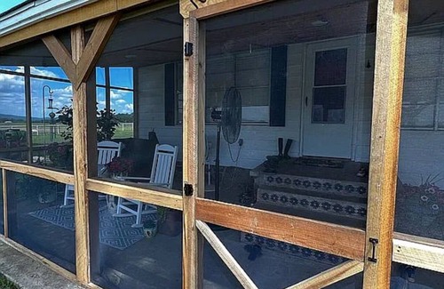 Waveland Cottage | Havana Day Dreamin - Near Blue Mtn Lake: Great guesthouse w/hot tub.