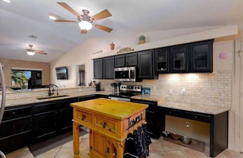 Lake Havasu City House | Havasu Sunset Hideaway - Swim up Pool Bar|Firepit