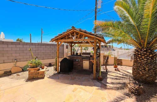Lake Havasu City House | Havasu Sunset Hideaway - Swim up Pool Bar|Firepit