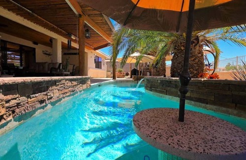 Lake Havasu City House | Havasu Sunset Hideaway - Swim up Pool Bar|Firepit
