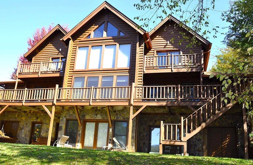 Hiawassee Cabin | Have you been dreaming with the perfect vacation property? This is it!