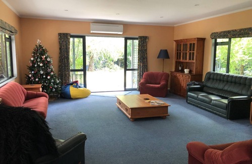 Clyde House | Haven@Clyde - Large Family Holiday Home - Free Wifi