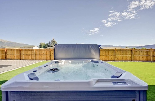 Buena Vista House | Haven Haus Retreat w/Pickleball, Basketball, putting green and hot tub STR317