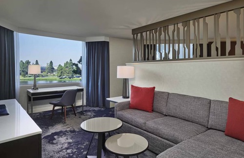 Redwood Shores Hotel | Haven in The Heart of San Francisco! 2 Relaxing Units, Onsite Pool, Pets Allowed