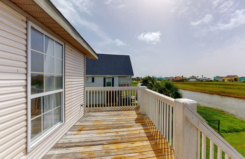 Crystal Beach House | Haven | Steps to Beach | Community Pond | Sleeps12