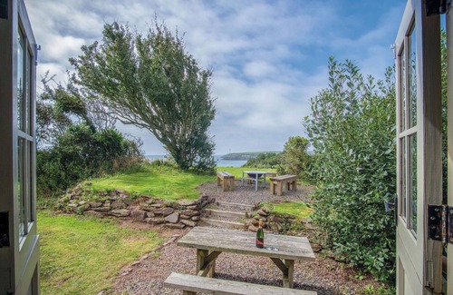 St Ishmaels Apartment | Haven View - 1 Bed Shepherds Hut - St Ishmael's