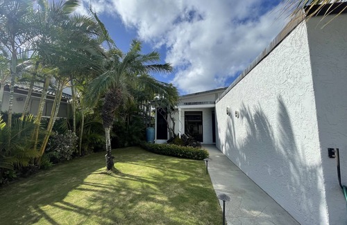 Portlock House | Hawaiikai Paradise: Your Tranquil Retreat with Private Pooln