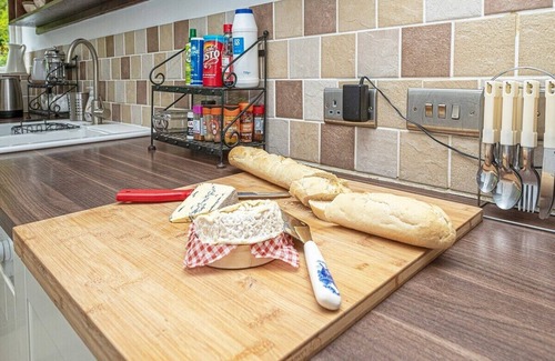 Taicynhaeaf Cottage | Hawddamor cottage with wood burner & * Hot tub *