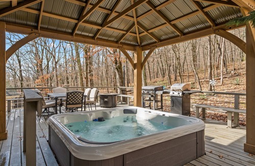 Massanutten House | Hawk Mountain Song- Massanutten Home with hot tub!