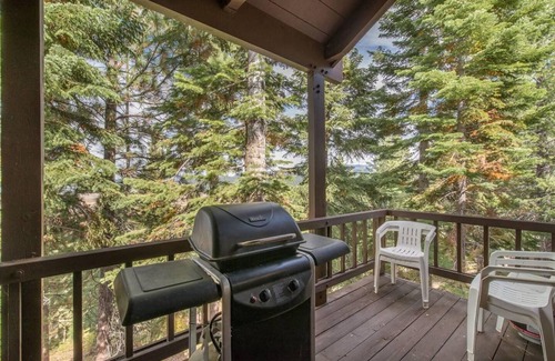 Truckee Cabin | Hawk's Eye by AvantStay | Cozy w/Views & Access to Northstar Resort Community