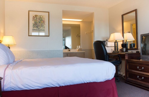 Osage Beach Hotel | Hawk's Nest Lodge