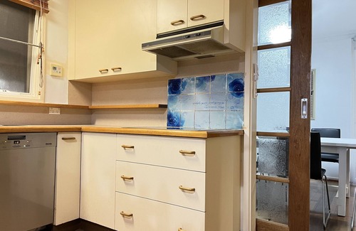 Hawker House | Hawker 4BR House(Air-Con, WiFi, Netflix, Parking)