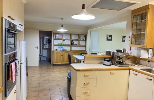 Hawker House | Hawker 4BR House(Air-Con, WiFi, Netflix, Parking)