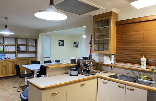 Hawker House | Hawker 4BR House(Air-Con, WiFi, Netflix, Parking)