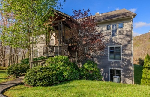Seven Devils Condo | Hawks Peak 203- Entry level, Grandfather Mountain View
