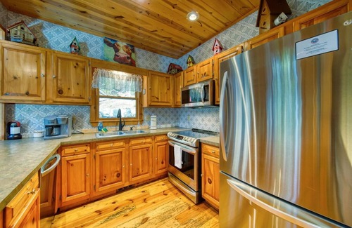 Suches Cabin | Hawks Whistle - 3BR with Smart TVs, Peaceful, Dog-friendly, Hot Tub!