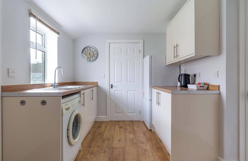 Ashington House | Hawthorn House-Sleeps 4-Pet friendly-Parking